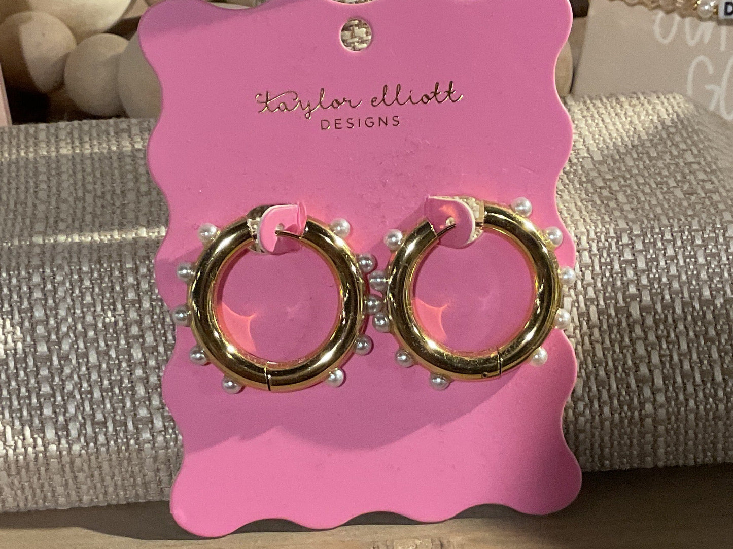 TE08 Huggie Gold Hoops w/Pearls