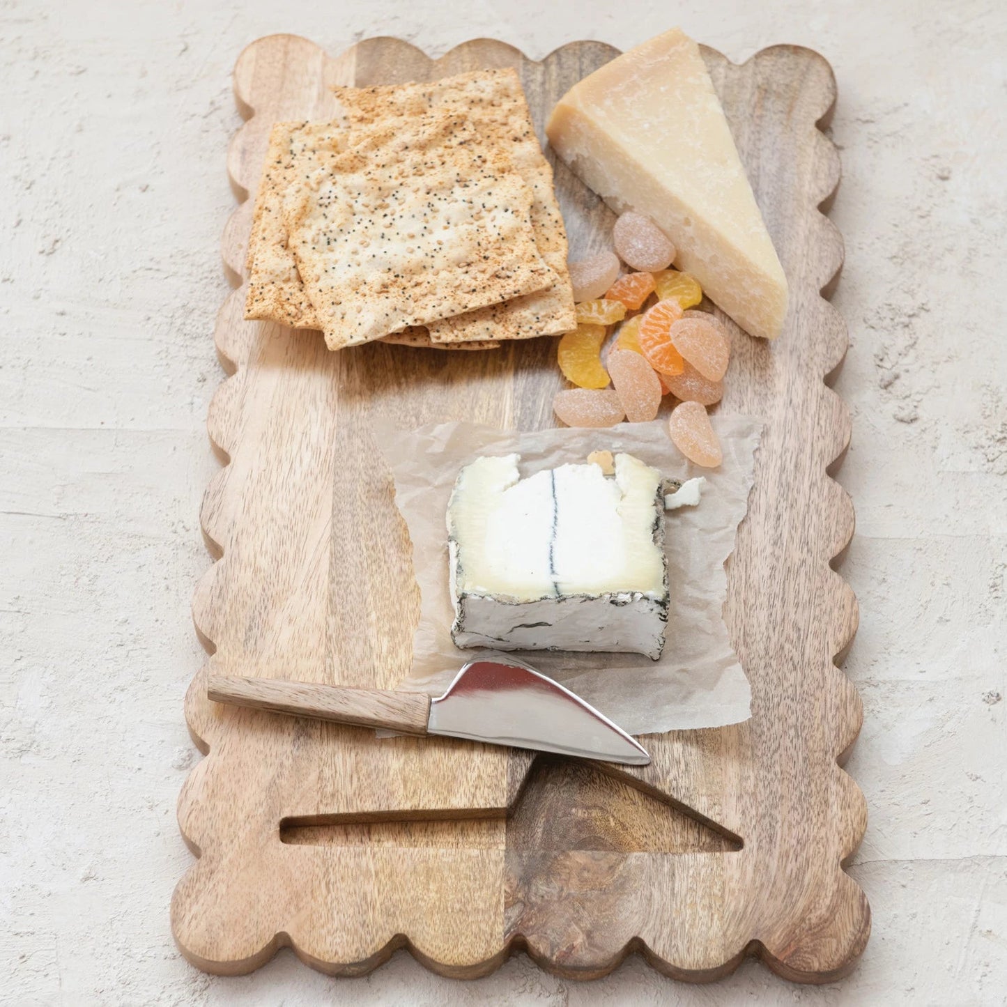 Mango wood scallop serving board w/knife 16x10